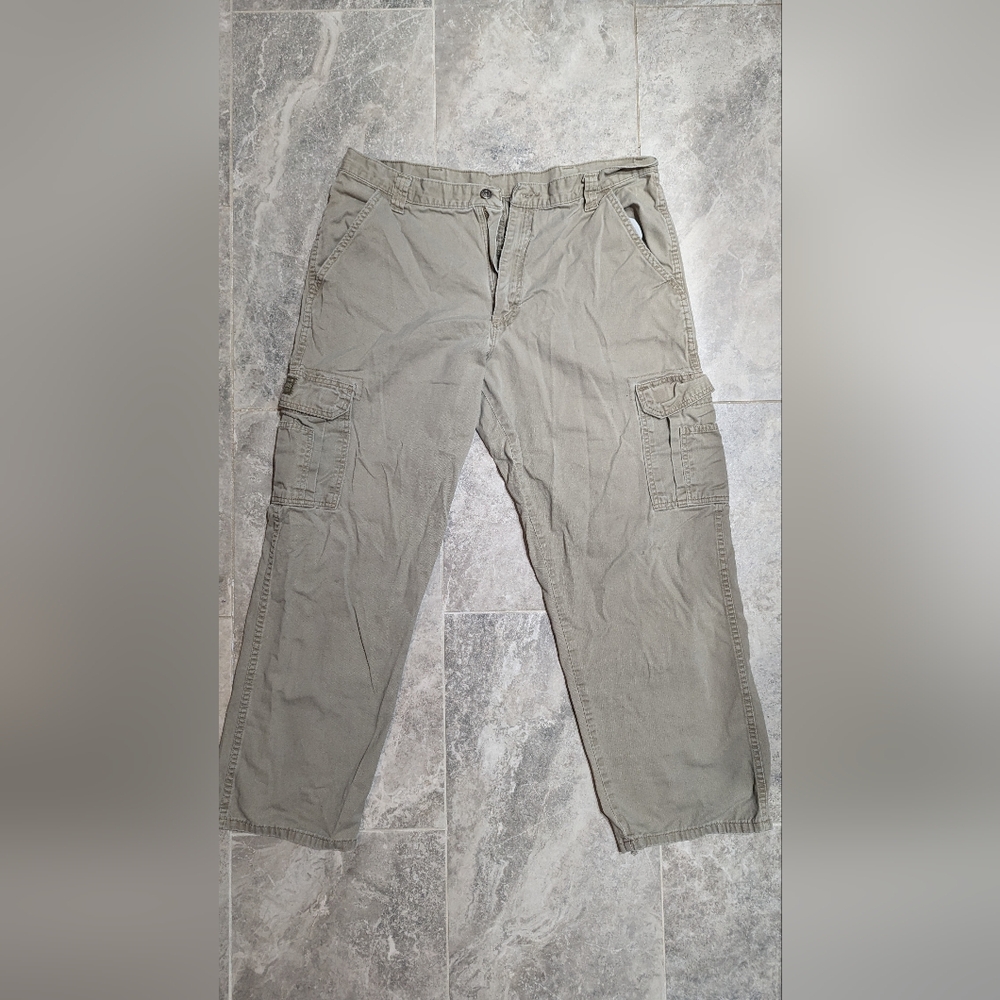 Wrangler "regular fit" khaki pants